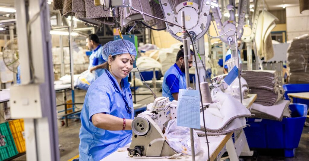 Công nhân may mặc vận hành máy trong nhà máy sản xuất hàng dệt may.