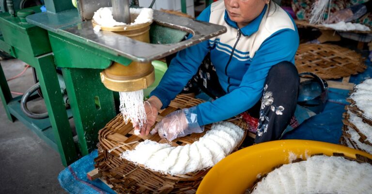 Công nhân làm việc trong nhà máy, minh họa cho nhóm việc làm đã xác minh quanh Cần Giuộc